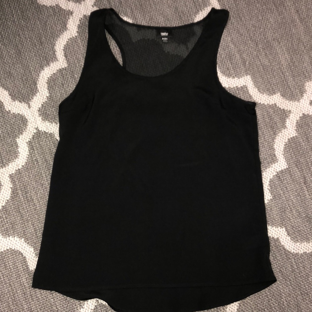 No sleeves black top